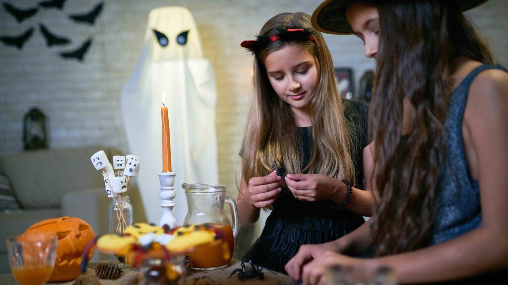 Junge Mädchen, die von Halloween inspirierte Bastelarbeiten kreieren
