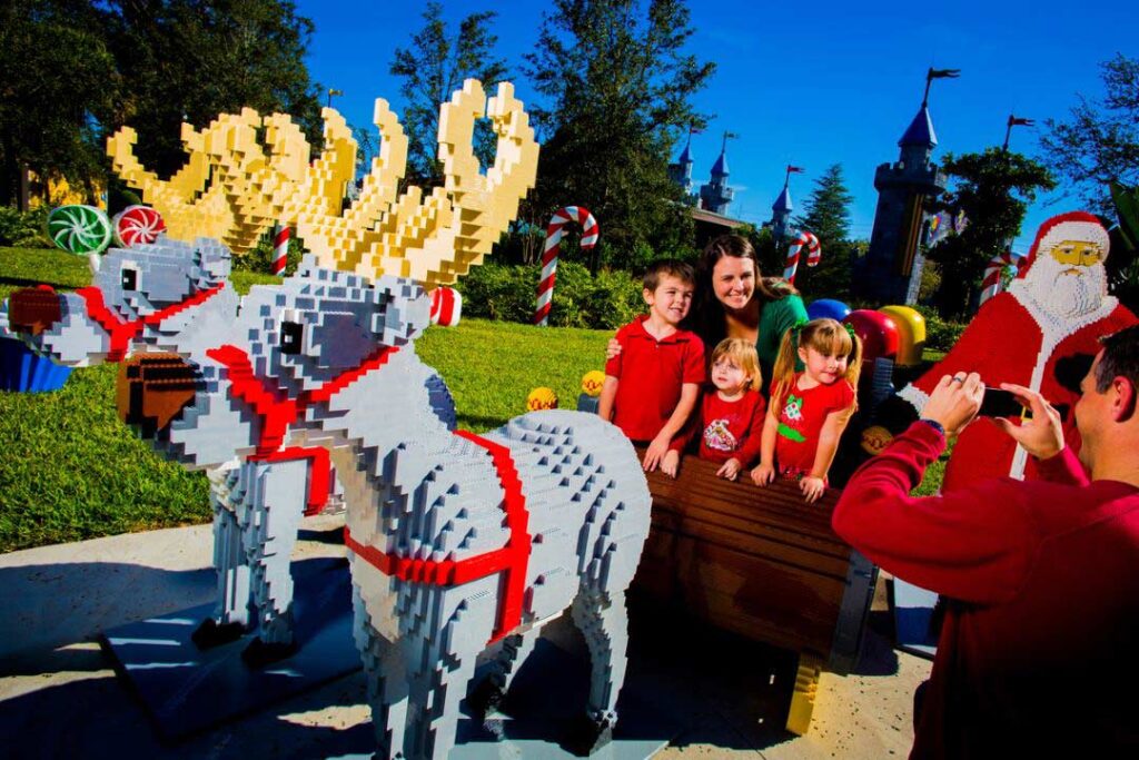 Familie beim Fotografieren mit Lego Santa und Rentieren im Legoland Orlando