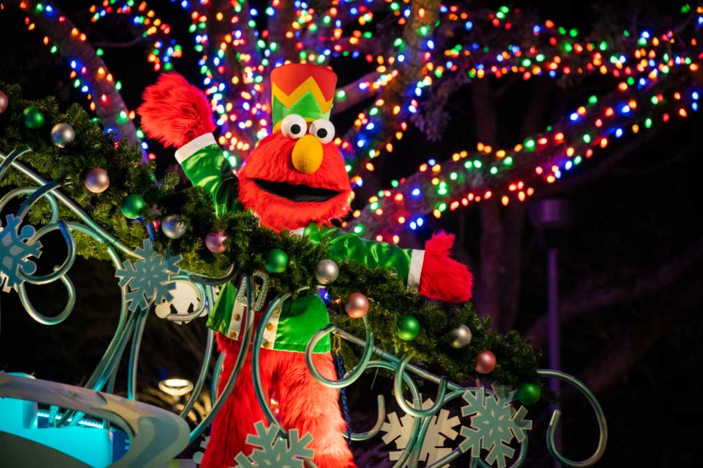 Elmo verkleidet als weihnachtlicher Spielzeugsoldat in SeaWorld Orlando