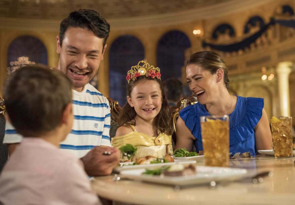 Familie genießt ein Abendessen im Be Our Guest Restaurant im Magic Kingdom