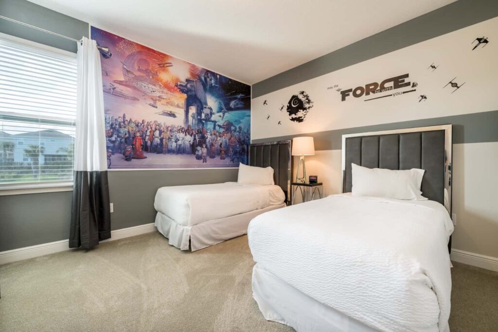 غرفة نوم توأم مع ديكور جداري بطابع حرب النجوم في منزل النخبة المكون من 4 غرف نوم