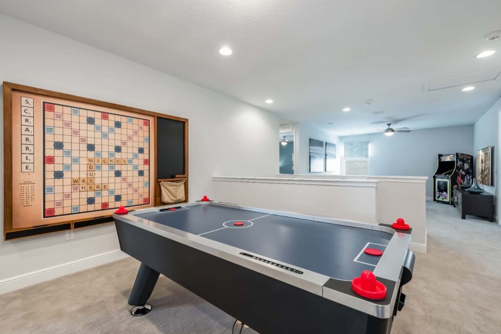 Spielzimmer mit Airhockeytisch und riesigem Scrabble-Wandbrett in einem Elite-Haus mit 8 Schlafzimmern