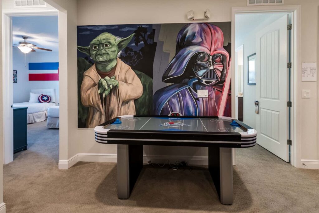 ممر بالطابق العلوي مع طاولة للهوكي الهوائي وفن جداري Star Wars في 8 غرف نوم إليت هوم