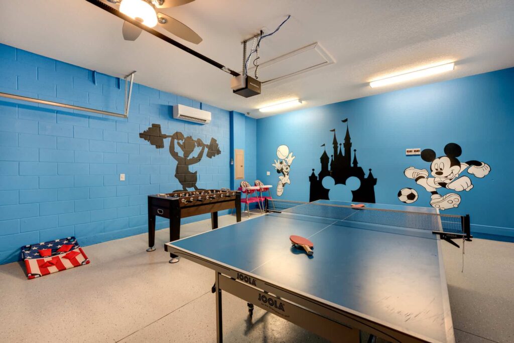 Spielzimmer im Disney-Stil mit Tischtennis und Tischfußball