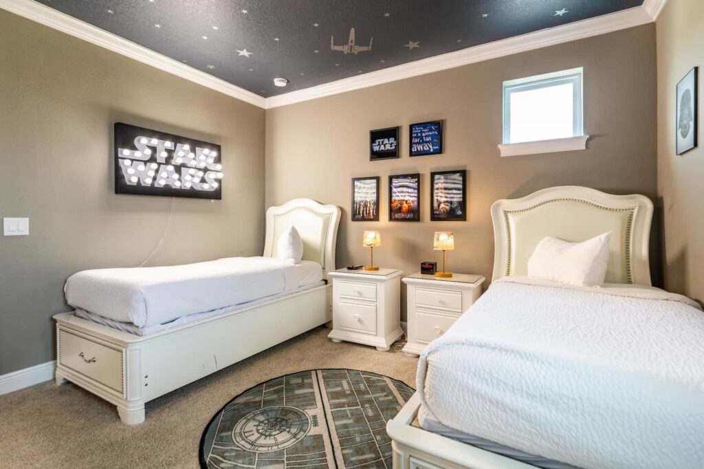Schlafzimmer 4 mit zwei Einzelbetten und Dekor im Star-Wars-Stil