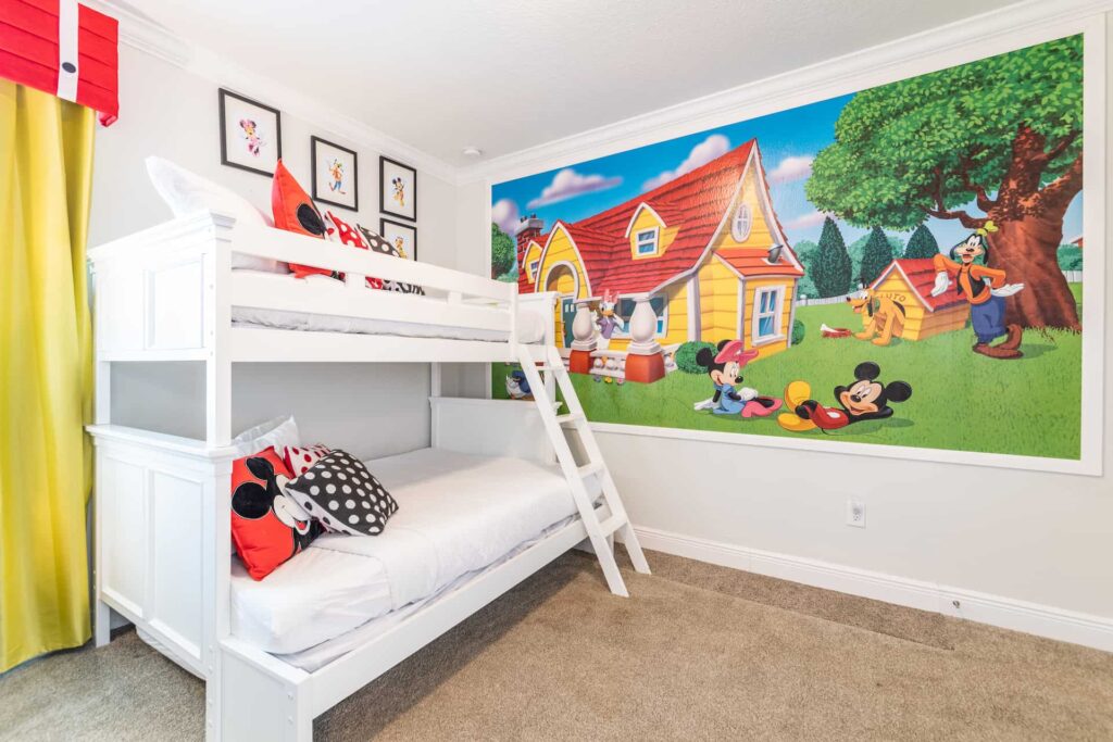 Schlafzimmer 5 mit Etagenbetten und Wanddekoration im Mickey-Mouse-Motiv