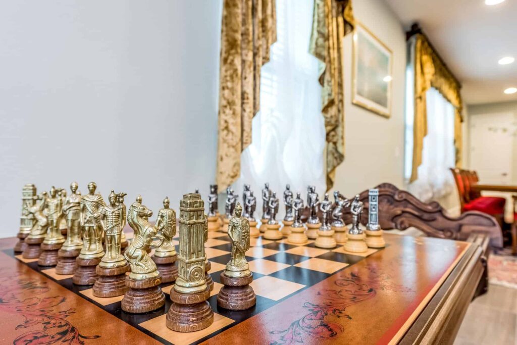 رقعة الشطرنج في غرفة المعيشة