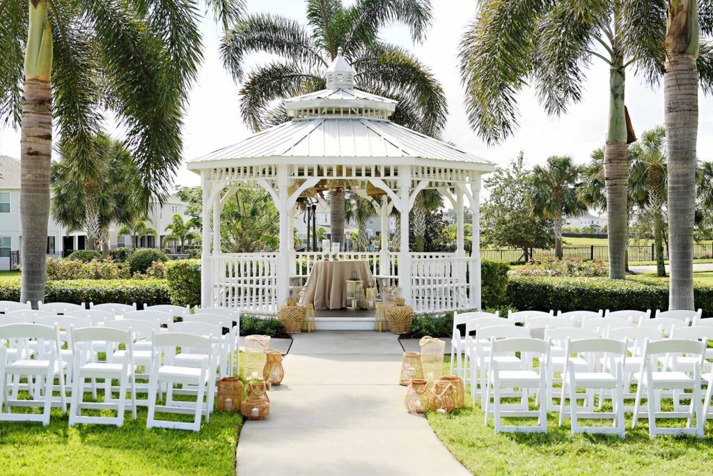 Беседка в саду, устроенная для свадебной церемонии в Encore курорт