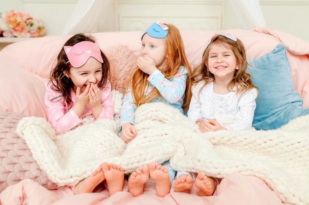 Meninas tendo uma divertida festa do pijama