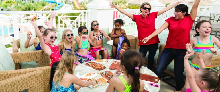 Kinder und Encore Mitarbeiter des Resorts bei einer Geburtstagsfeier am Wasserpark