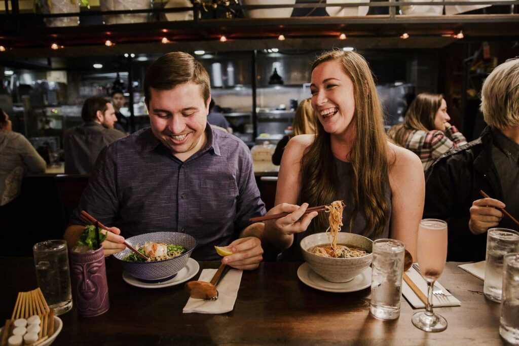 युगल फ्लोरिडा के ऑरलैंडो में डोमू रेस्तरां में रेमन का आनंद ले रहे हैं