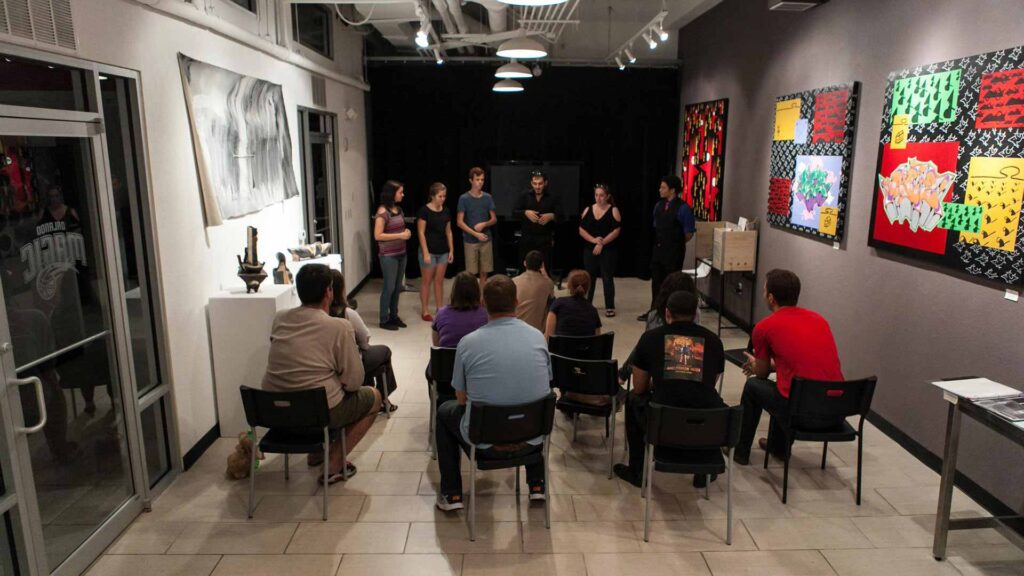 Groupe participant à un cours de comédie d'improvisation au SAK Comedy Lab à Orlando, Floride