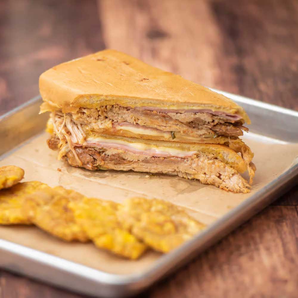 Кубинский сэндвич в латинском кафе Sofrito в Орландо, Флорида.