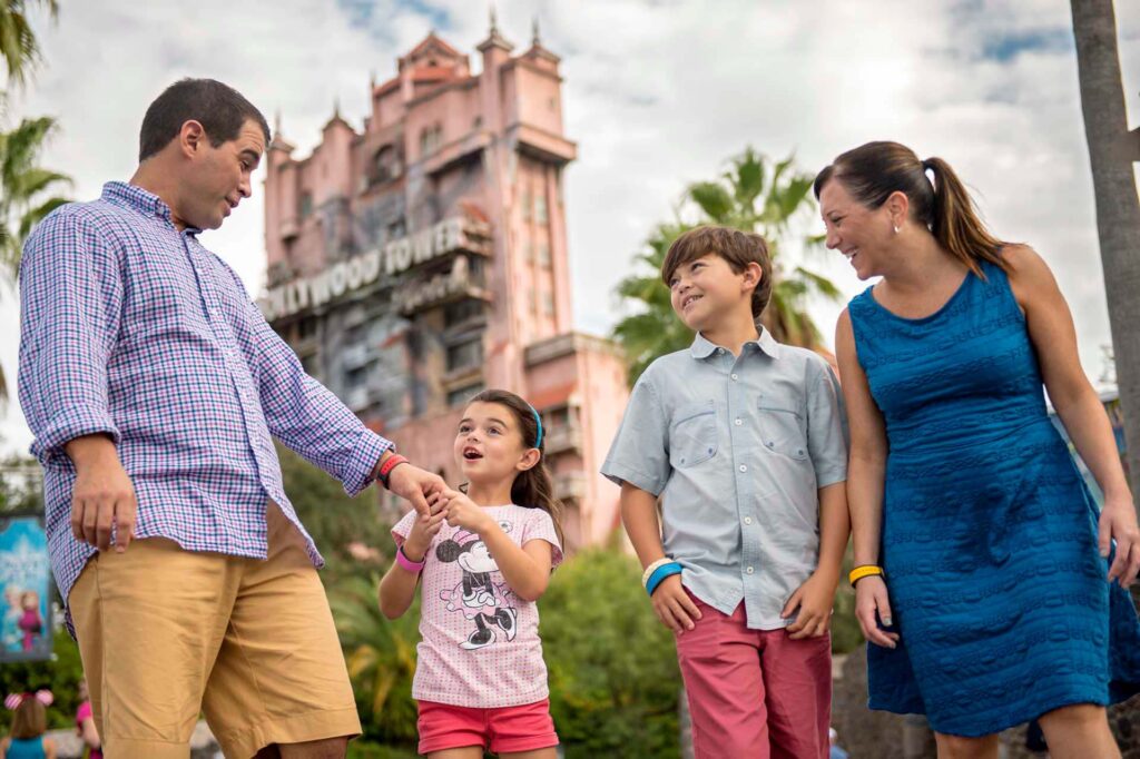 Família caminhando em frente à Torre do Terror no Disney's Hollywood Studios | Mundo Walt Disney