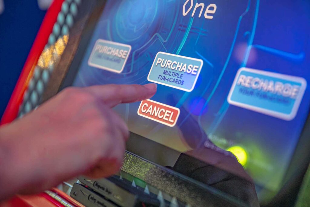Person, die E-Cards kauft, um sie dort zu verwenden Encore Resort in der Reunion Arcade