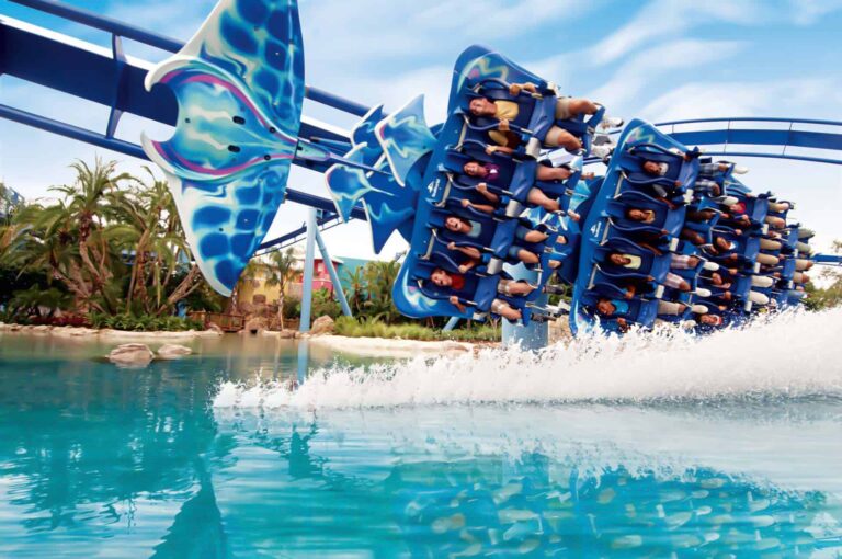 Les montagnes russes Manta à SeaWorld Orlando survolent l'eau