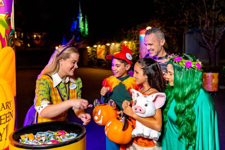 一群孩子在魔法王国的米奇不那么可怕的万圣节派对上玩“不给糖就捣蛋”的游戏