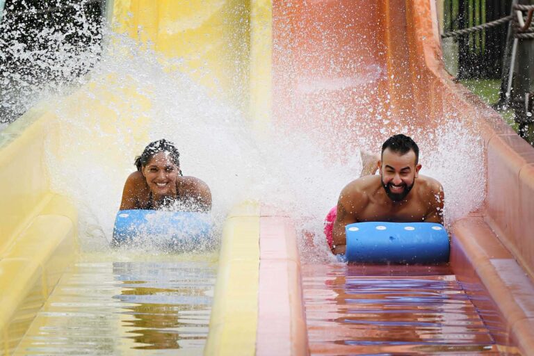 Casal descendo o toboágua no Encore Parque Aquático Resort