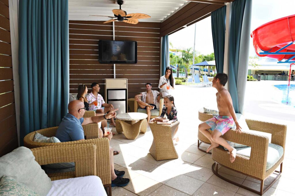 Große Familie genießt ihre private Cabana im Encore Resort-Wasserpark