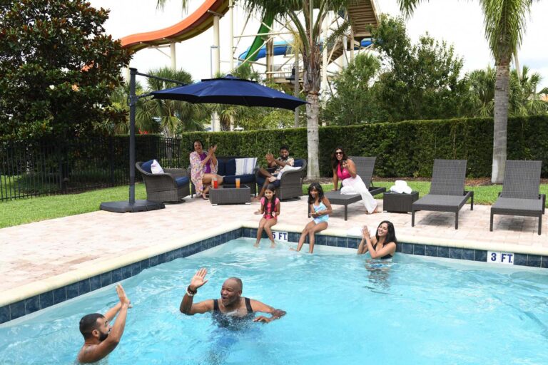 大家庭在他们的乐趣 Encore 度假屋私人泳池