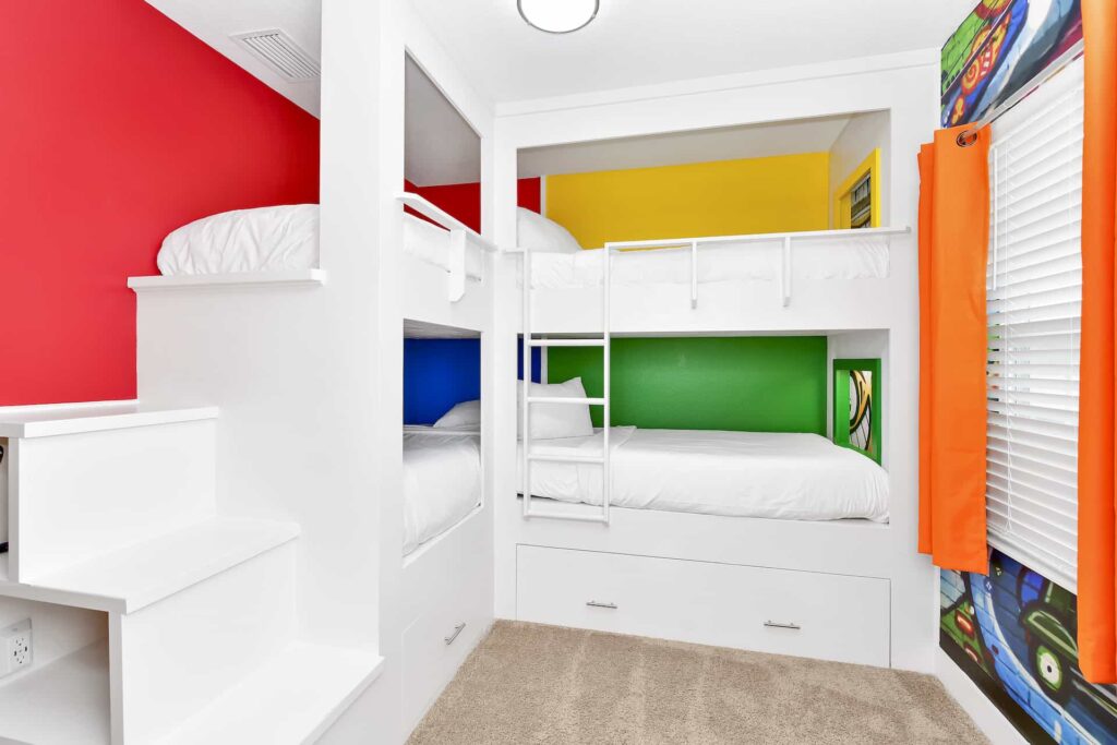 أسرّة بطابقين مدمجة للأطفال مع خلفيات ملونة أساسية في Reunion Village 4 Bedroom Home