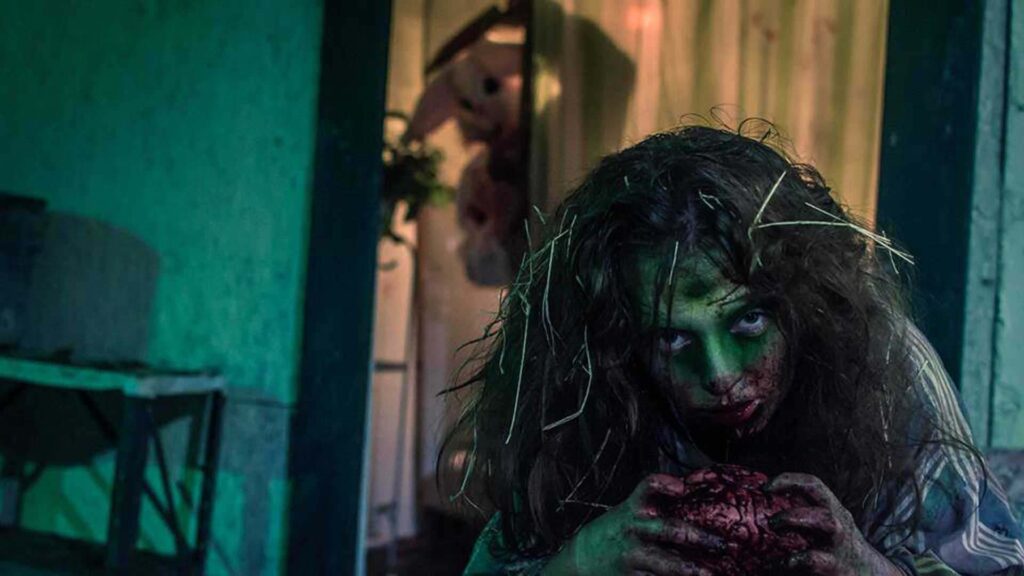 Ein Zombie, der beim Halloween-Event „Petrified Forest Haunted Swamp“ ein Gehirn frisst