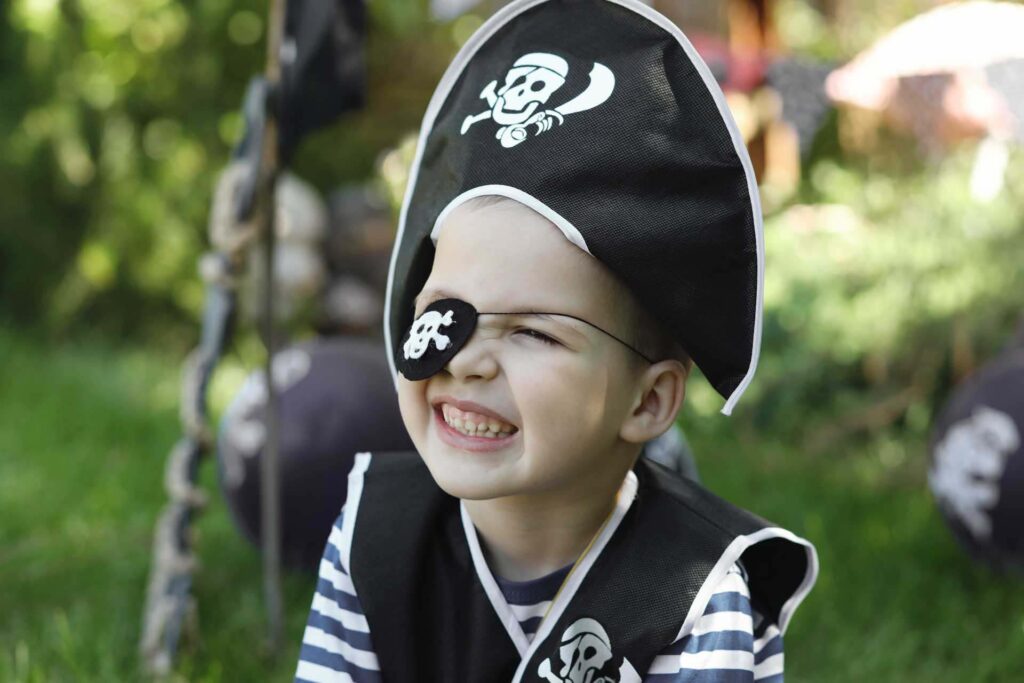 صبي صغير يرتدي زي القراصنة