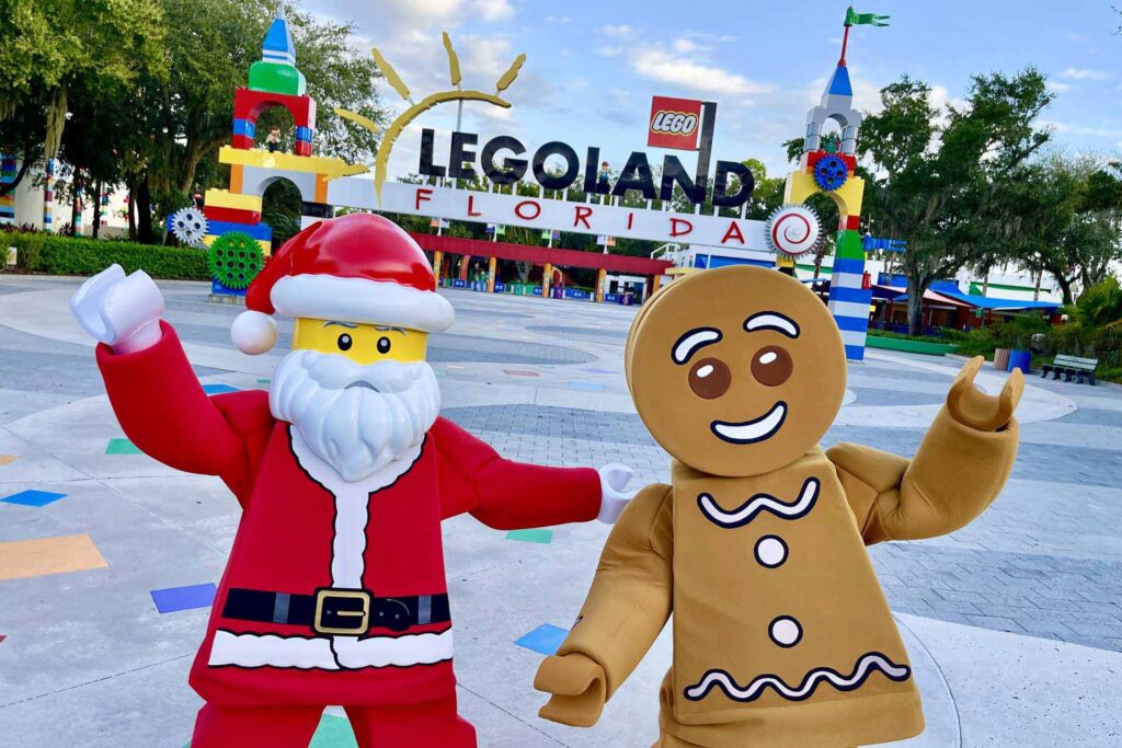 Lego Santa et Gingerbread Man devant l'entrée du parc LEGOLAND Florida
