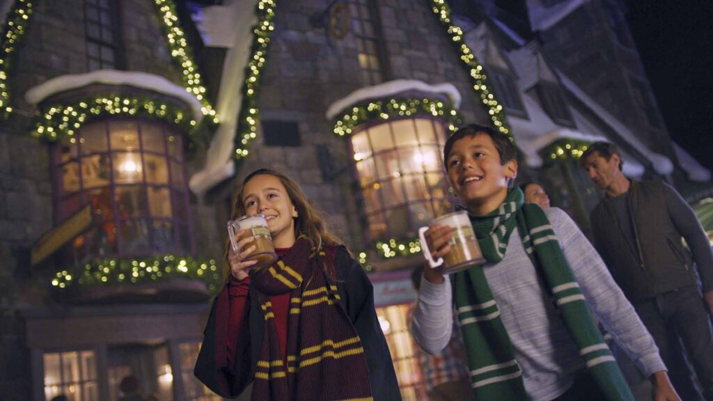 Crianças bebendo cerveja amanteigada no Mundo Mágico de Harry Potter da Universal