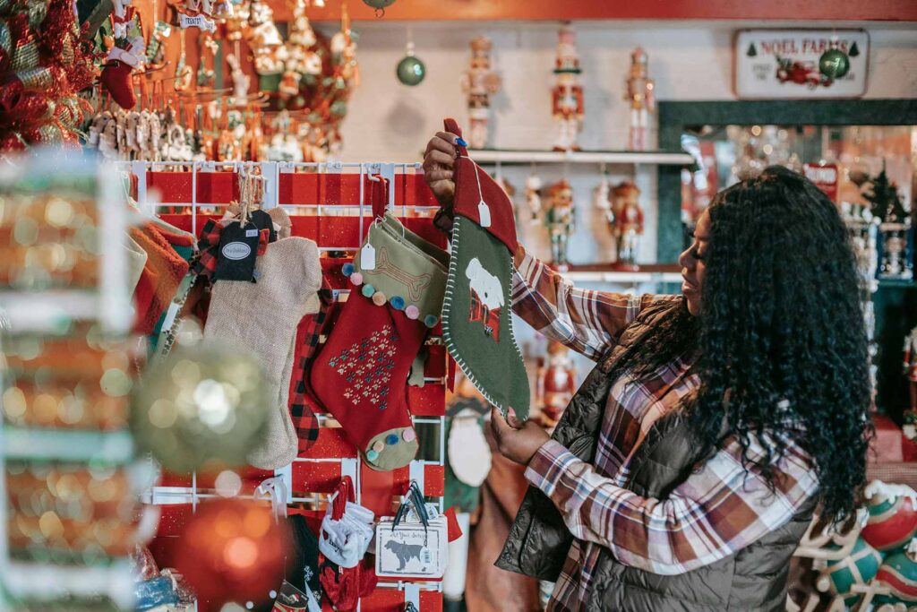 Mulher fazendo compras em uma loja temática de Natal