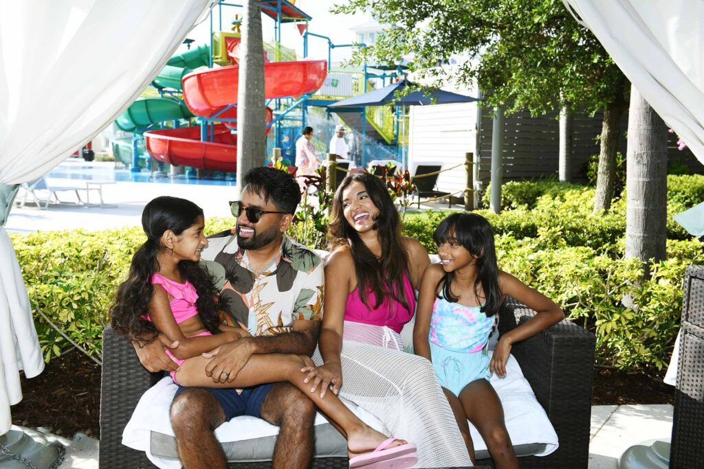 Glückliche Familie in ihrer privaten Cabana im Encore Wasserpark des Resorts
