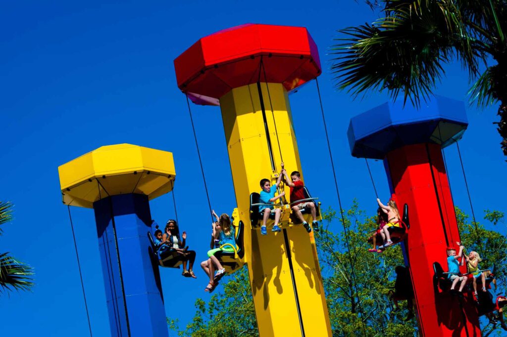 مجموعة من الأطفال يركبون برج الطاقة للأطفال في ليجولاند فلوريدا