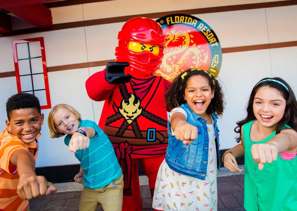 Niños posando para una foto con un personaje LEGO Ninja