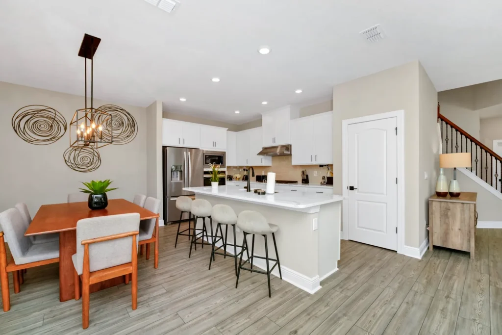 المطبخ وغرفة الطعام في منزل في قرية ريونيون